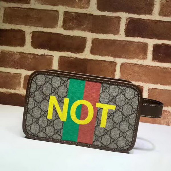 【原版皮】古驰/Gucci 印花手拿包，经典GG Supreme高级人造帆布匠心制成，点缀Fake和Not词语印花，在品牌标志性元素中注入诙谐意味，款号：636243