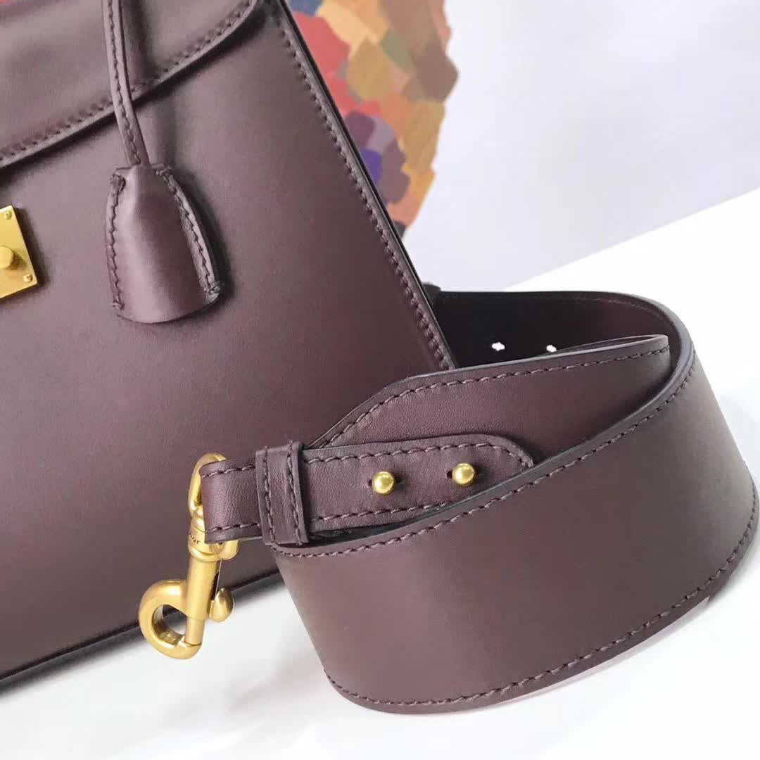 【原版皮】迪奥/Dior 手提包，选用平纹小牛皮裁制而成，饰以品牌标识字母锁扣，低调奢华，简约时尚