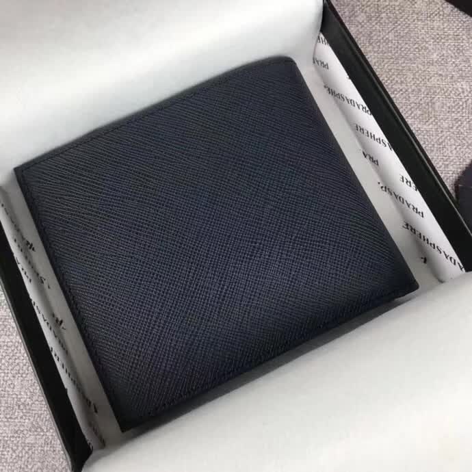 【原版皮】普拉达/Prada 短款钱夹，选用十字纹小牛皮裁制而成，边角点缀散字唛标识，经典之作，简单时尚，款号：2M0513