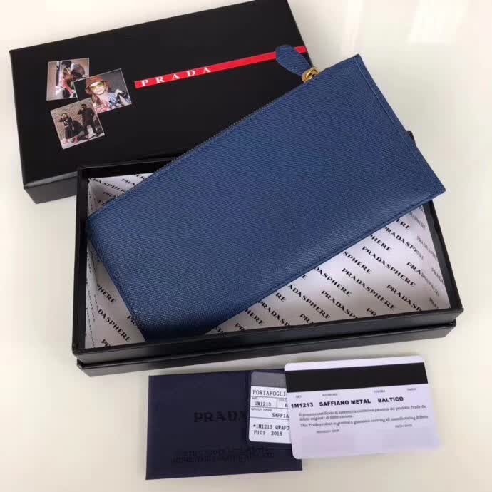 【原版皮】普拉达/Prada 卡包，男女通用款，选用十字纹牛皮裁制而成，点缀金色散字唛徽标，超大容量