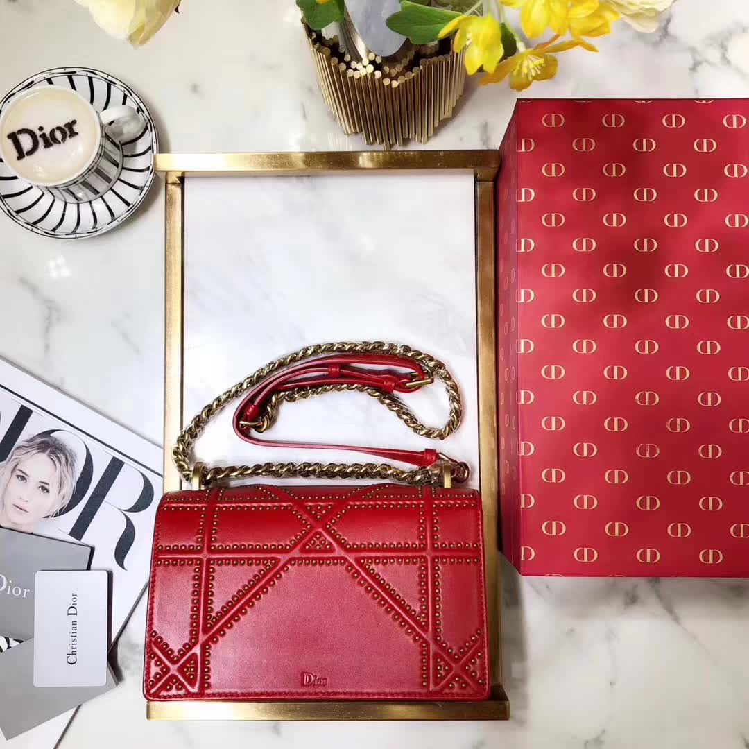 【原版皮】迪奥/Dior 链条包，选用小羊皮裁制而成，缀以饰钉 Archicannage藤格纹图案，徽章锁扣，美得不要不要的