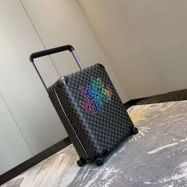 路易威登/LV Horizon 50拉杆箱，选用 Damier Graphite 帆布，印有设计的新款彩色交织字母品牌标识，光滑外层包裹轻巧的铝制拉杆，使箱内平整，箱内设计精简