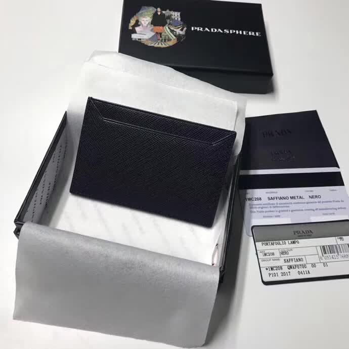 【原版皮】普拉达/Prada 卡包，选用十字纹牛皮裁制而成，精湛走线均匀整齐，油边顺滑，做工精致如图可见，款号：1MC208