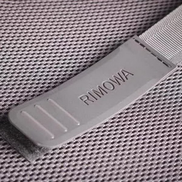 日默瓦/Rimowa 旅行箱，全​铝​镁‎合金，经典款​的新版‎本，彩色皮质把手，购买就送透明套，4个轮子，2个手把，绑带，想怎么换就怎么换，永远是街头机场最靓的你