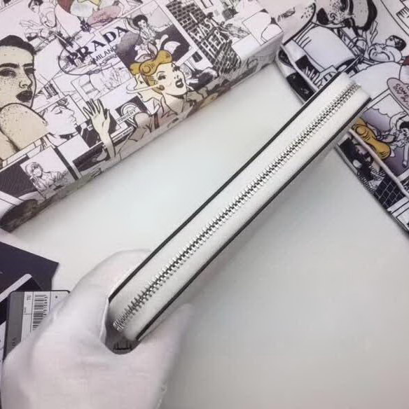 【原版皮】普拉达/Prada 拉链钱夹，选用十字纹牛皮裁制而成，饰以黑色经典丝印徽标，风格优雅简约，款号：2ML317