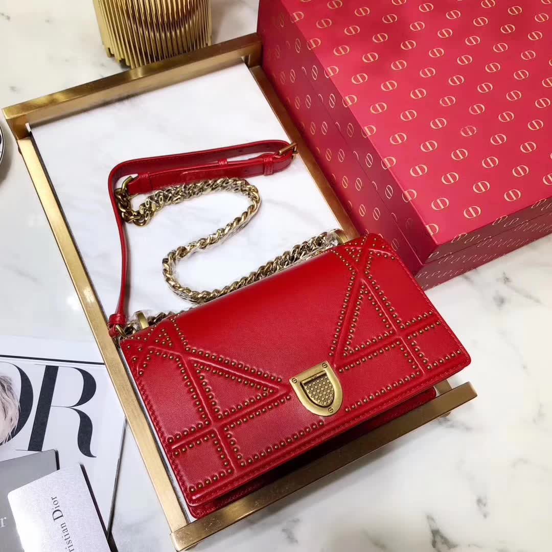 【原版皮】迪奥/Dior 链条包，选用小羊皮裁制而成，缀以饰钉 Archicannage藤格纹图案，徽章锁扣，美得不要不要的