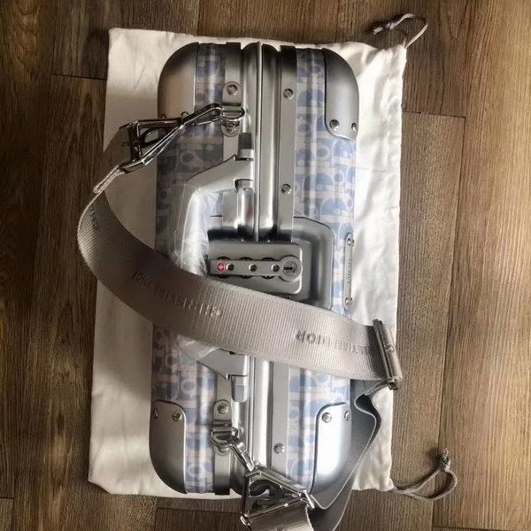 迪奥Dior X 日默瓦/RiMoWa 独家定制款化妆箱，汇集艺术,时尚与设计，领先时装周发售，体现精湛的手工匠艺和专业技术