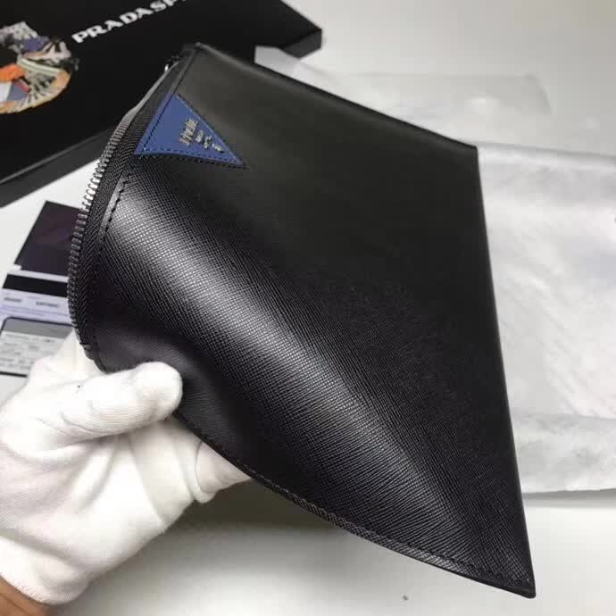 【原版皮】普拉达/Prada 男士手包，选用十字纹小牛皮裁制而成，正面点缀品牌三角散字徽标，款号：2NG05V