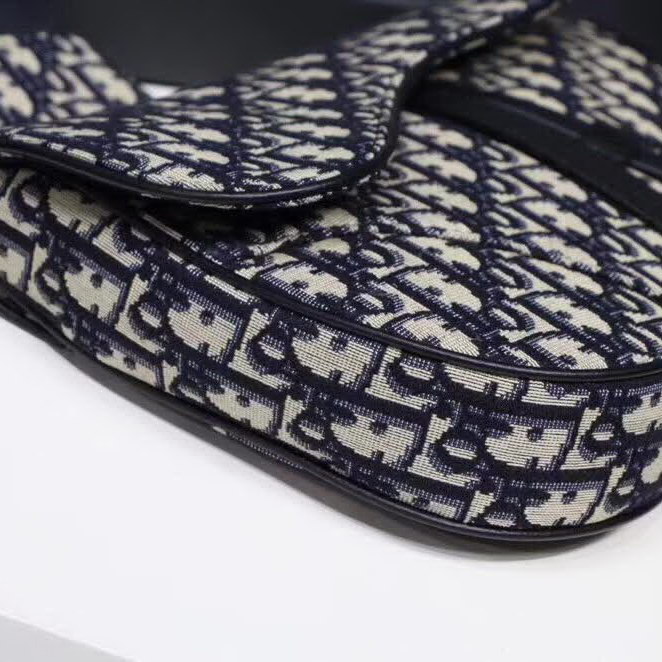 【原版皮】迪奥/Dior 马鞍包，选用Oblique提花帆布搭配同色系牛皮皮革裁制而成，饰有Christian Dior带扣细节，彰显出自由与独特个性，看起来帅气又低调