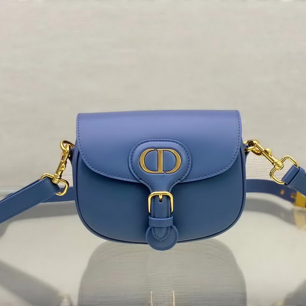 【原版皮】迪奥/Dior bobby 手袋，复古CD logo，硬挺的包身，五金做旧增加了复古感，不易磨损，采用光面牛皮革精心制作，饰以复古金色五金配件提升格调，柔软而富有质感，点缀有军装风格搭扣，款号：M9317