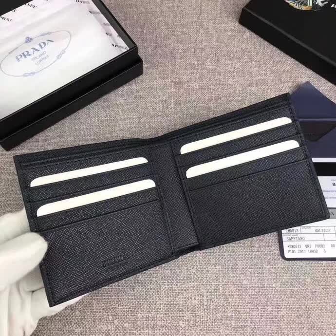 【原版皮】普拉达/Prada 短款钱夹，选用十字纹小牛皮镶嵌彩带皮革裁制而成，精湛走线均匀整齐，做工精湛，款号：2M0513