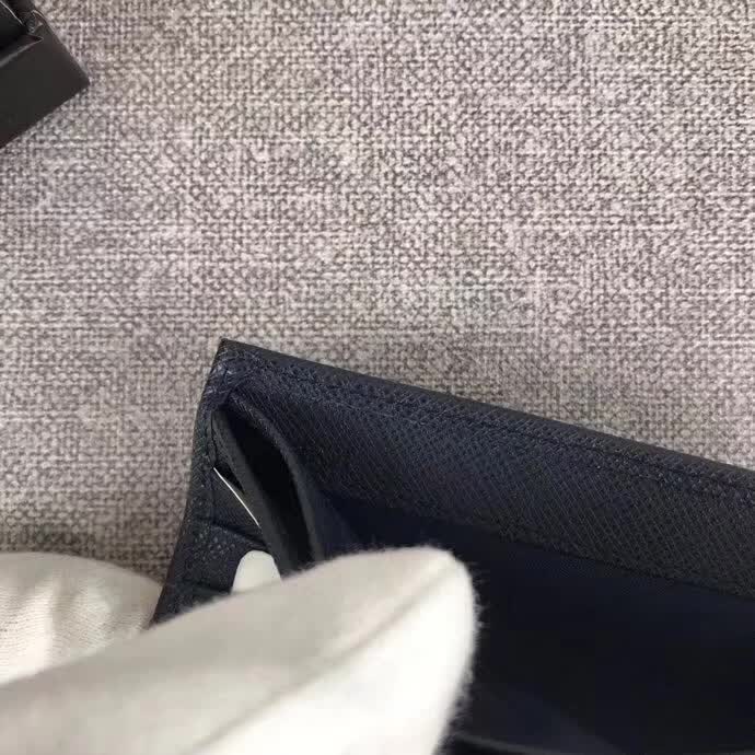 【原版皮】普拉达/Prada 短款钱夹，选用十字纹小牛皮裁制而成，边角点缀三角唛，经典之作，简单时尚，款号：2M0513