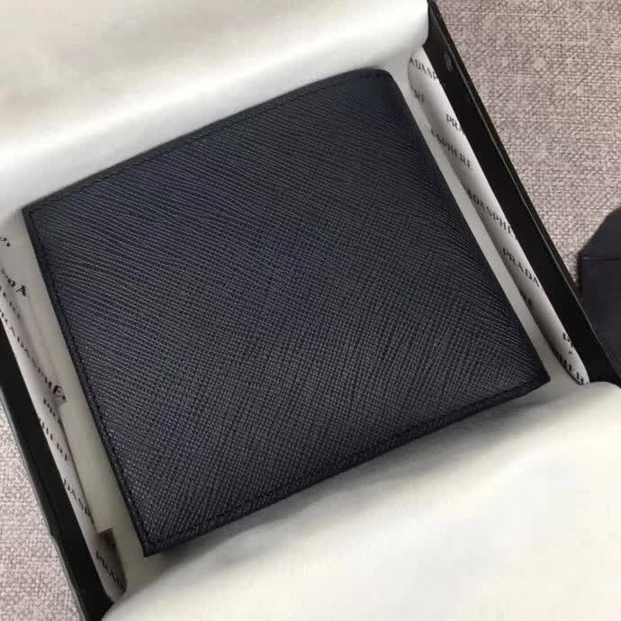 【原版皮】普拉达/Prada 短款钱夹，选用十字纹小牛皮裁制而成，边角点缀散字唛徽标，经典之作，简单时尚，款号：2M0738