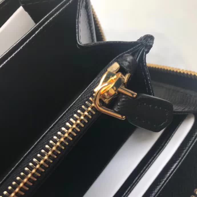 【原版皮】普拉达/Prada 拉链钱夹，选用十字纹小牛皮裁制而成，正面点缀金色散字徽标，尽显高档时尚，低调而又奢华，款号：1ML506