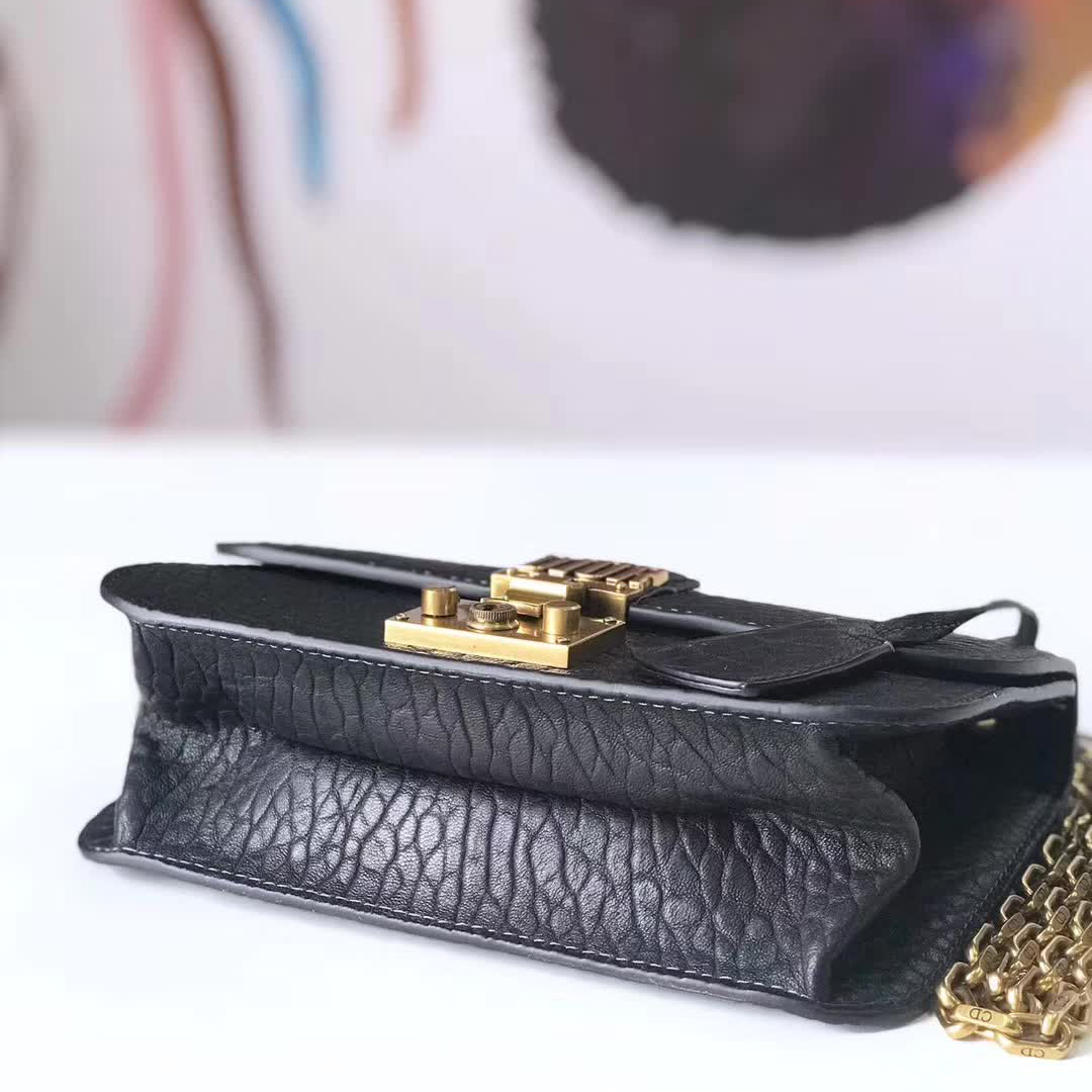 【原版皮】迪奥/Dior 链条包，选用大象纹小牛皮裁制而成，饰以精致又摩登复古品牌标识锁扣，很有年代感，搭配链条肩带，真是perfect，款号：M5816