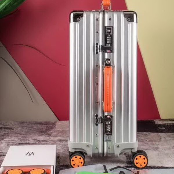 日默瓦/Rimowa 旅行箱，全​铝​镁‎合金，经典款​的新版‎本，彩色皮质把手，购买就送透明套，4个轮子，2个手把，绑带，想怎么换就怎么换，永远是街头机场最靓的你