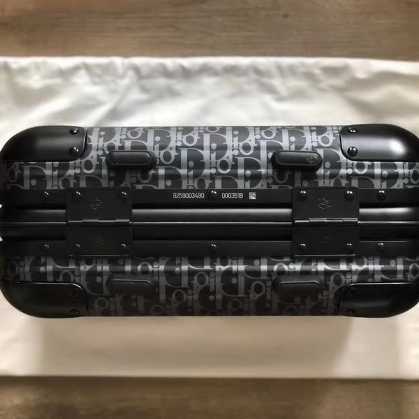 迪奥Dior X 日默瓦/RiMoWa 独家定制款化妆箱，汇集艺术,时尚与设计，领先时装周发售，体现精湛的手工匠艺和专业技术