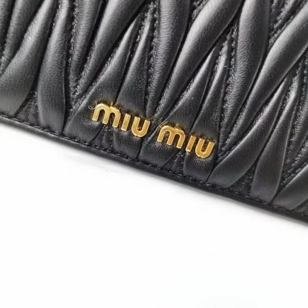 【原版皮】缪缪/Miu Miu 拉链钱夹，采用小羊皮材质精心裁制而成，Matelasse花纹图案，内里标识烫字，款号：5MB00