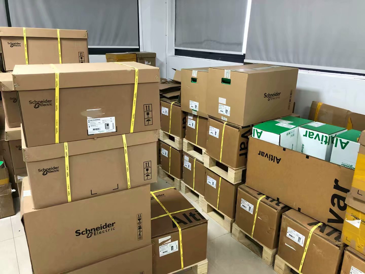 ATV930C13N4C Schneider Variable speed drive ATV930 130kW Original Factory Sealed New