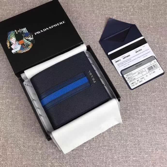 【原版皮】普拉达/Prada 短款钱夹，选用十字纹小牛皮镶嵌彩带皮革裁制而成，精湛走线均匀整齐，做工精湛，款号：2M0513