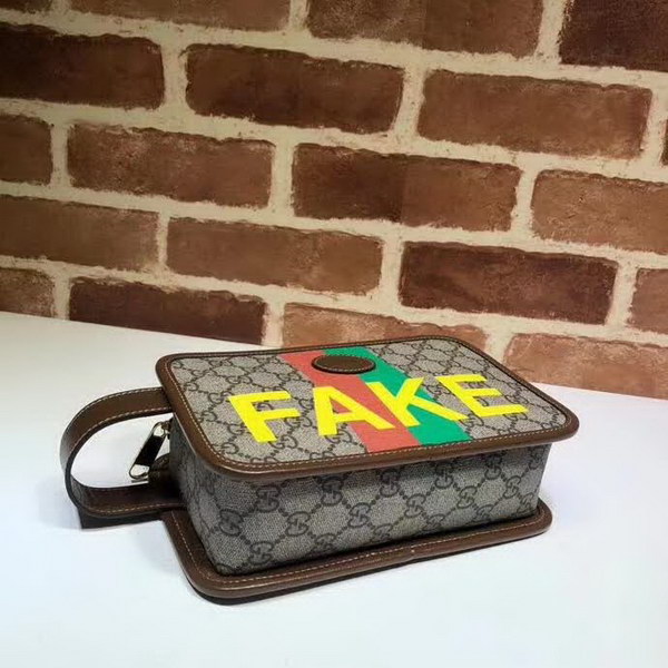 【原版皮】古驰/Gucci 印花手拿包，经典GG Supreme高级人造帆布匠心制成，点缀Fake和Not词语印花，在品牌标志性元素中注入诙谐意味，款号：636243