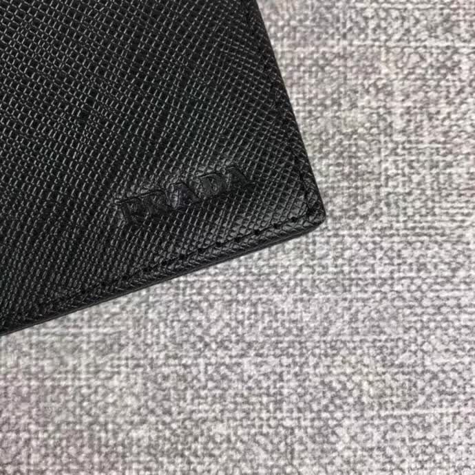 【原版皮】普拉达/Prada 短款钱夹，选用十字纹小牛皮裁制而成，边角热压印字母标识，精湛走线均匀整齐，做工精湛，款号：2M0513