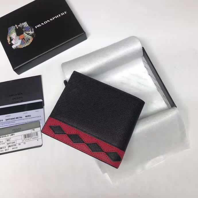 【原版皮】普拉达/Prada 短款钱夹，选用十字纹牛皮裁制而成，饰以菱形拼色，精湛走线均匀整齐，油边顺滑，款号：2M0513