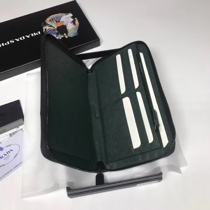 【原版皮】普拉达/Prada 拉链钱夹，选用十字纹小牛皮裁制而成，边角点缀三角散字徽标，经典之作，简单时尚，款号：2ML188