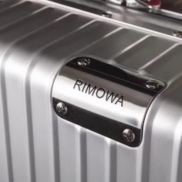 日默瓦/Rimowa 旅行箱，全​铝​镁‎合金，经典款​的新版‎本，彩色皮质把手，购买就送透明套，4个轮子，2个手把，绑带，想怎么换就怎么换，永远是街头机场最靓的你