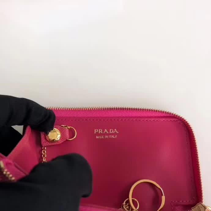 【原版皮】普拉达/Prada 钥匙包，车钥匙包，选用十字纹小牛皮裁制而成，点缀金色散字唛，简单实用，男女通用款，款号：1PP026