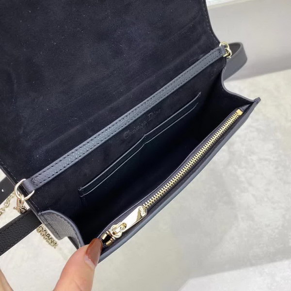 【原版皮】迪奥/Dior 30Montaigne 腰包WOC二合一，采用多功能设计，正面饰以CD元素，展现30 Montaigne系列产品的标志性外观，可搭配腰带佩戴，肩背，斜挎或作为手拿包使用