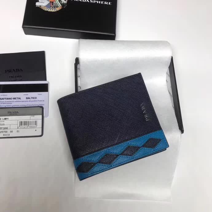 【原版皮】普拉达/Prada 短款钱夹，选用十字纹牛皮裁制而成，饰以菱形拼色，精湛走线均匀整齐，油边顺滑，款号：2M0513