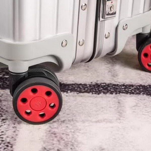 日默瓦/Rimowa 旅行箱，全​铝​镁‎合金，经典款​的新版‎本，彩色皮质把手，购买就送透明套，4个轮子，2个手把，绑带，想怎么换就怎么换，永远是街头机场最靓的你