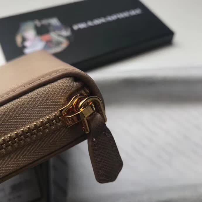 【原版皮】普拉达/Prada 拉链钱夹，选用十字纹小牛皮裁制而成，正面点缀金色散字徽标，尽显高档时尚，低调而又奢华，款号：1ML506