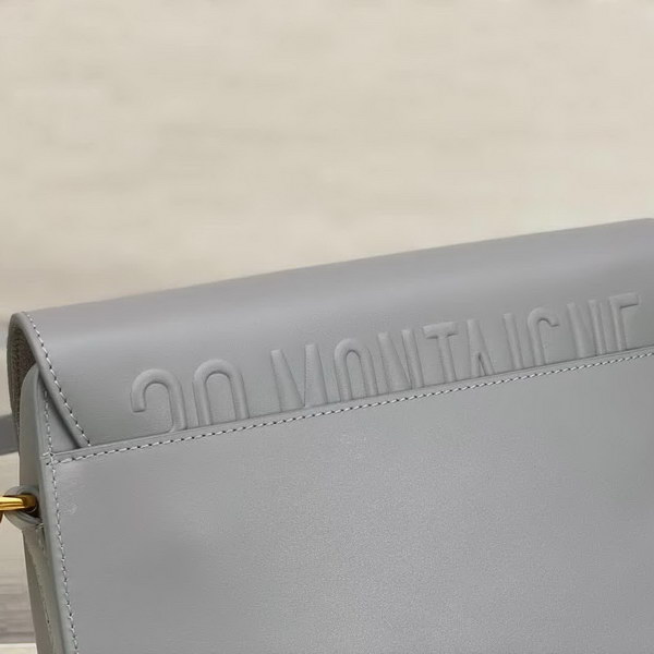 【原版皮】迪奥/Dior bobby 手袋，复古CD logo，硬挺的包身，五金做旧增加了复古感，不易磨损，采用光面牛皮革精心制作，饰以复古金色五金配件提升格调，柔软而富有质感，点缀有军装风格搭扣，款号：M9319