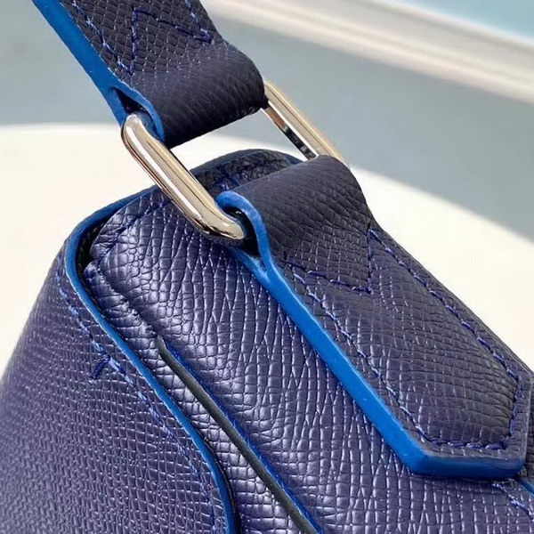 【原版皮】路易威登/LV Roman邮差包，取材深染Taiga皮革，映现Articles De Voyage Malletier标识，追忆硬箱内部的首款标签，内外各设一个贴袋，款号：M30362