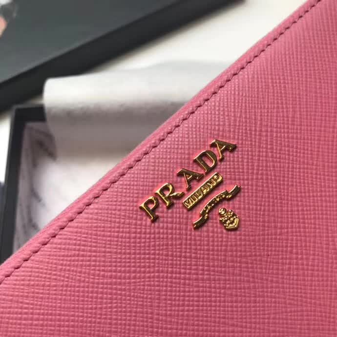 【原版皮】普拉达/Prada 拉链钱夹，选用十字纹小牛皮裁制而成，正面点缀金色散字徽标，尽显高档时尚，低调而又奢华，款号：1ML506