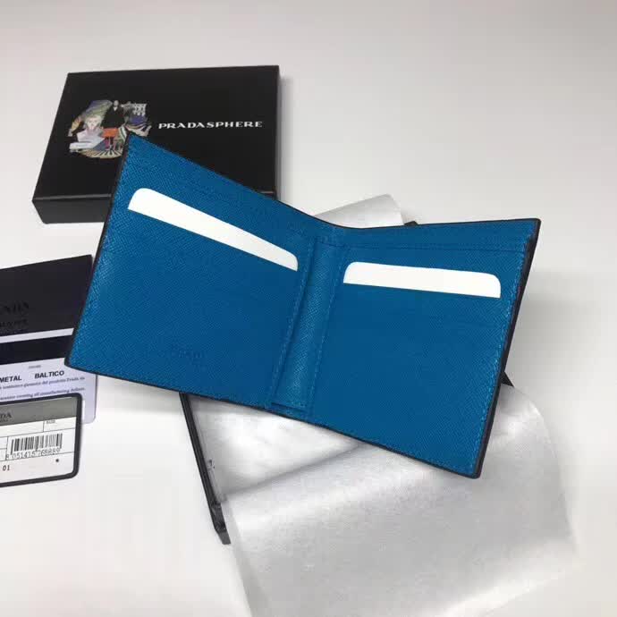 【原版皮】普拉达/Prada 短款钱夹，选用十字纹牛皮裁制而成，饰以菱形拼色，精湛走线均匀整齐，油边顺滑，款号：2M0513