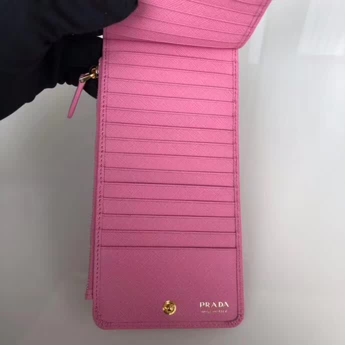 【原版皮】普拉达/Prada 卡包，男女通用款，选用十字纹牛皮裁制而成，点缀金色散字唛徽标，超大容量
