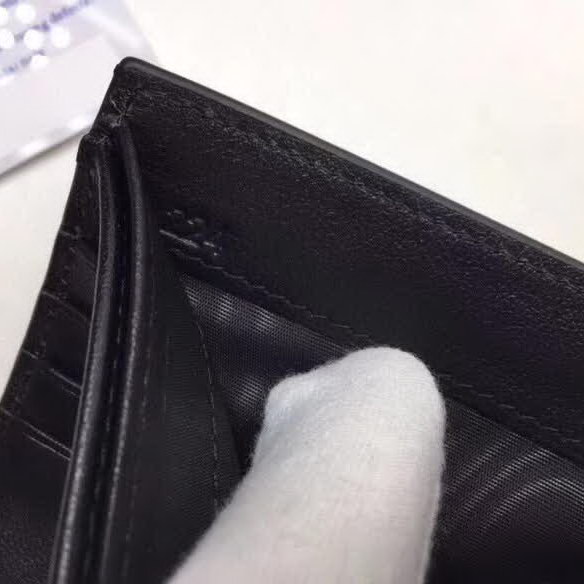 【原版皮】普拉达/Prada 短款钱夹，选用十字纹牛皮裁制而成，饰以黑色经典丝印徽标，风格优雅简约，款号：2M0513