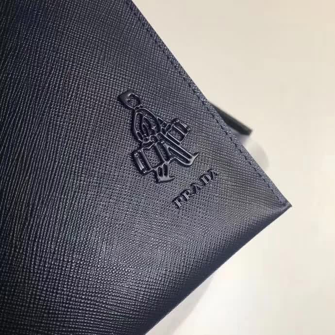 【原版皮】普拉达/Prada 男士手包，选用十字纹小牛皮裁制而成，边角点缀同色小公仔徽标，尽显高档时尚，低调而又奢华，款号：2NG005