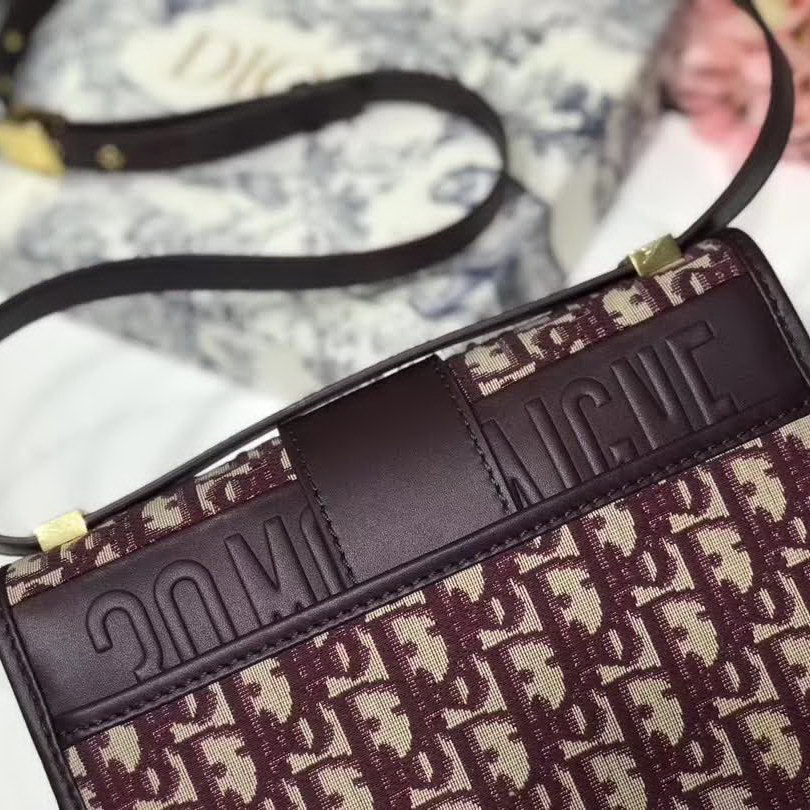 【原版皮】迪奥/Dior 30 MONTAIGNE手袋，选用Oblique提花帆布搭配同色系牛皮皮革裁制而成，饰以标志性“CD”字母锁扣，背面点缀30 Montaigne立体压印装饰，款号：M9203