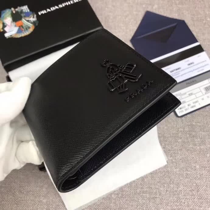 【原版皮】普拉达/Prada 短款钱夹，选用十字纹小牛皮裁制而成，饰以同色系小公仔，经典之作，简单时尚，款号：2M0513