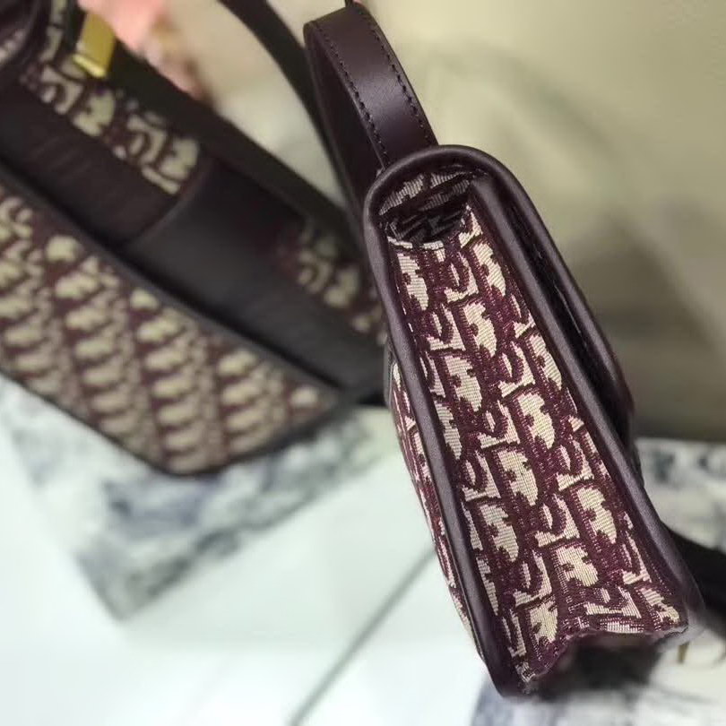 【原版皮】迪奥/Dior 30 MONTAIGNE手袋，选用Oblique提花帆布搭配同色系牛皮皮革裁制而成，饰以标志性“CD”字母锁扣，背面点缀30 Montaigne立体压印装饰，款号：M9203