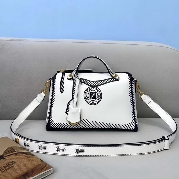 【原版皮】芬迪/Fendi 加州天空系列手提波士顿包，以撞色黑色图形轮廓，营造二维效果，白色皮革进口原料制作，单拉链轻松开，内部宽敞，配有提手和可调节肩带，斜挎手提皆，挂饰，字母肩带需另行购买，款号： 2580