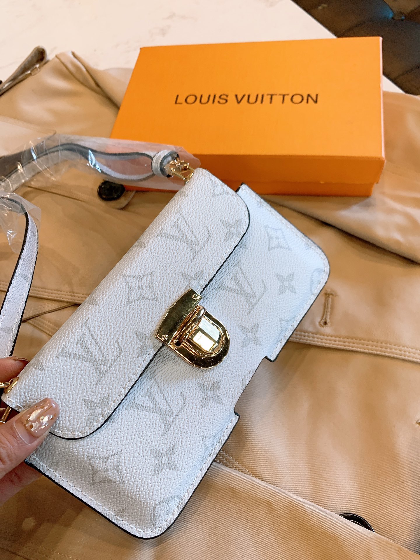 LOUIS VUITTON LB0012005020113 size: 18cm