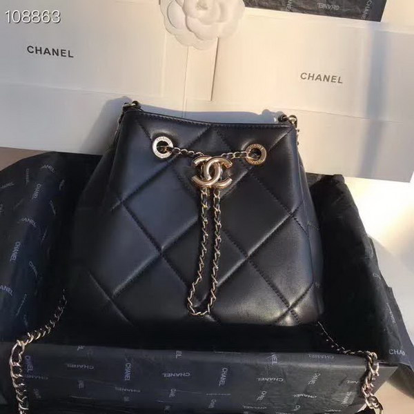 【原版皮】香奈儿/Chanel Mini小水桶包，上身简直‬太‬可爱了，这次的Hobo小水桶，长‪度刚‪好到⁢腰⁡部，相比之前的小水桶，这次最新款的水桶空格做得更加饱满，款号：AS1801