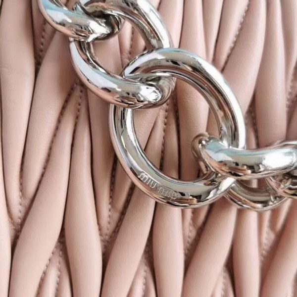 【原版皮】缪缪/Miu Miu 肩背包，采用小进口土耳其绵羊皮材质精心裁制而成，手感细腻柔软，内里三隔层，款号：5BD015