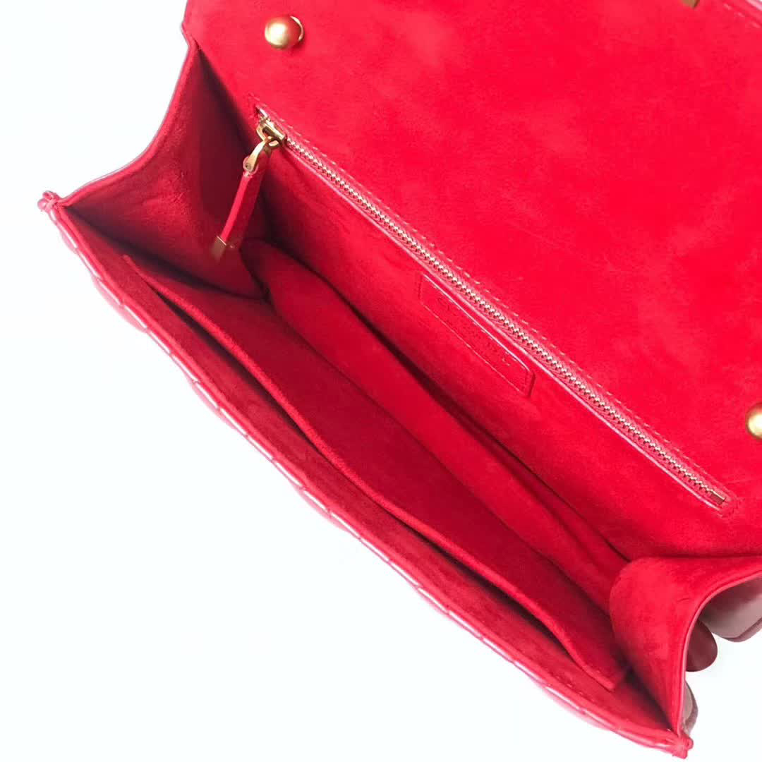 【原版皮】迪奥/Dior 链条包，选用小羊皮绗缝藤格纹，饰以精致又摩登复古品牌标识锁扣，很有年代感，搭配链条肩带，真是perfect