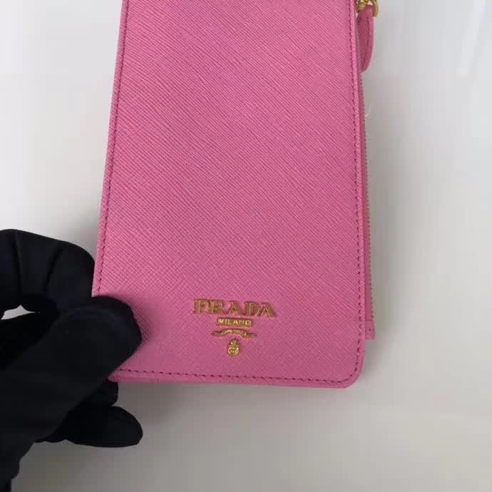 【原版皮】普拉达/Prada 卡包，男女通用款，选用十字纹牛皮裁制而成，点缀金色散字唛徽标，超大容量